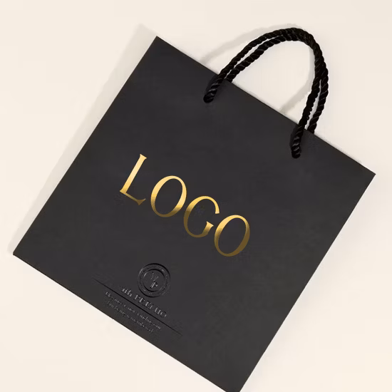 Luxuriöse individuelle Geschenk-Einkaufstüten aus Papier, bedruckt mit Logo, Kraft-Kleidungs-Einkaufstaschen mit Griffen, Nieten, Papiertragetasche zum Tragen von Kosmetika und Kleidungsstücken